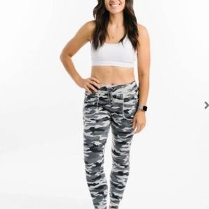 Zyia Active Gray Camo Unwind Jogger 28” Pants Size M